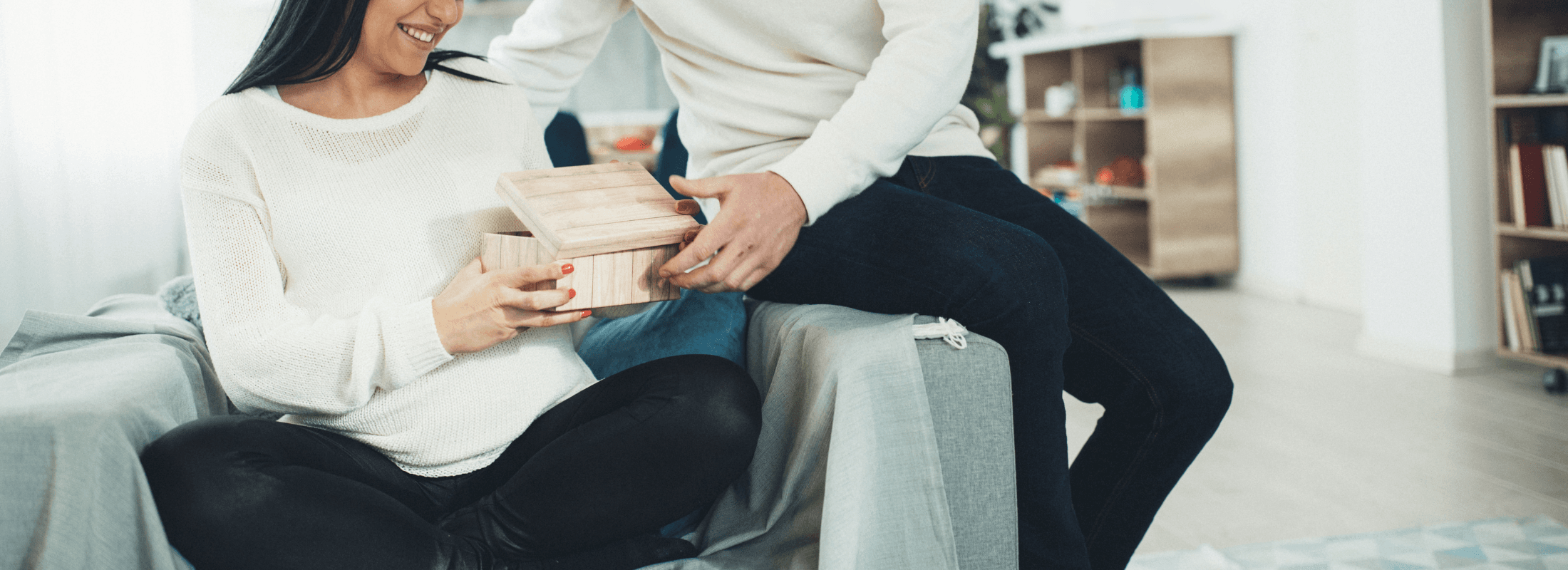 Idée cadeau pour femme enceinte offerte par son compagnon.